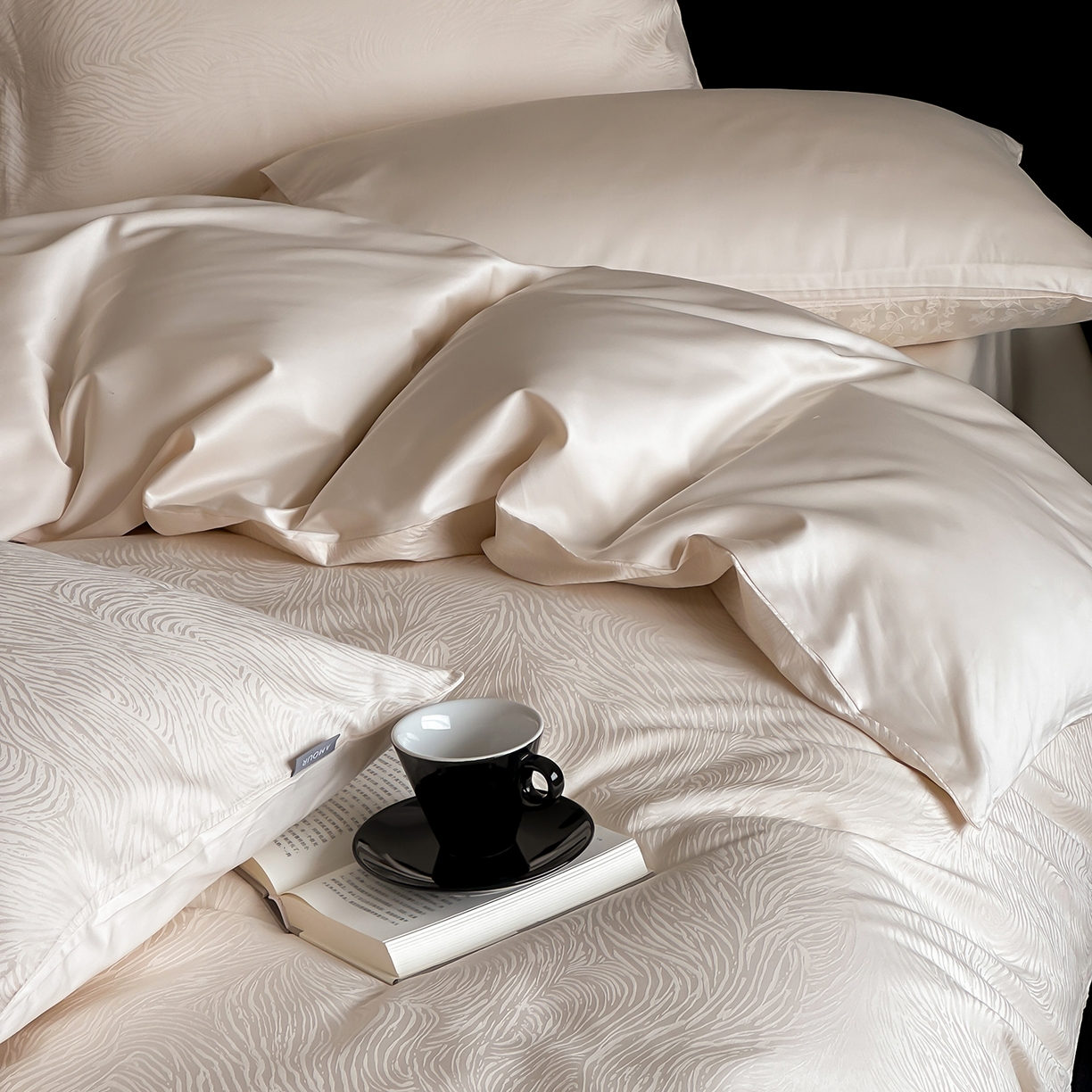 91家纺网 家纺一手货源 找家纺 时光里 2026新款100S贡缎提花全棉四件套 序纹-香槟