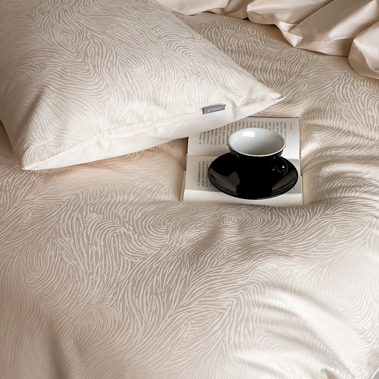 91家纺网 家纺一手货源 找家纺 时光里 2026新款100S贡缎提花全棉四件套 序纹-香槟