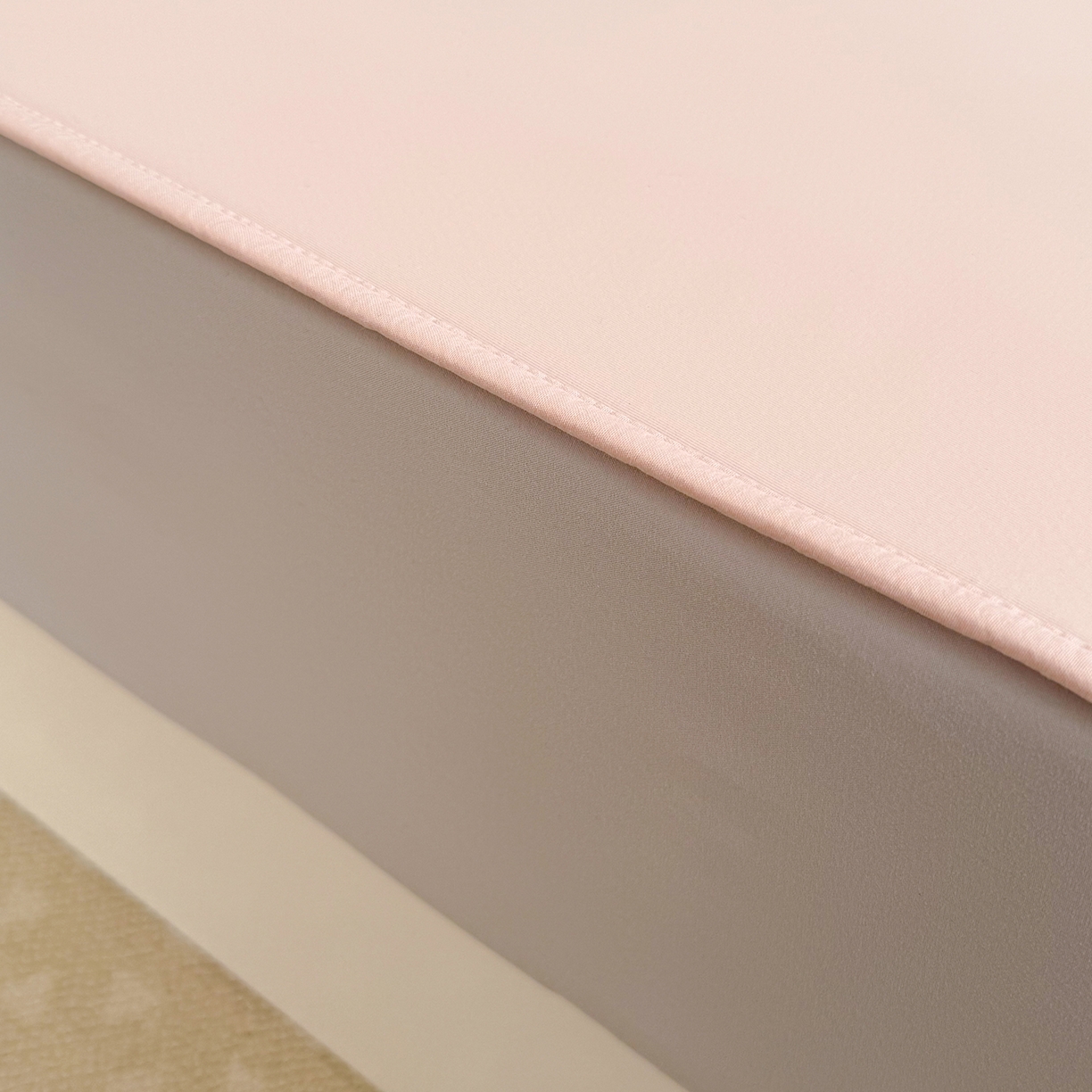 91家纺网 家纺一手货源 找家纺 Sweet dreams甜梦 2026新款夏款A类锦氨卡通刺绣立体床笠款凉感席 春日小兔