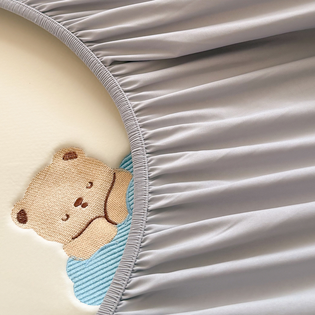 91家纺网 家纺一手货源 找家纺 （总）Sweet dreams甜梦 2026新款夏款A类锦氨卡通刺绣立体床笠款凉感席