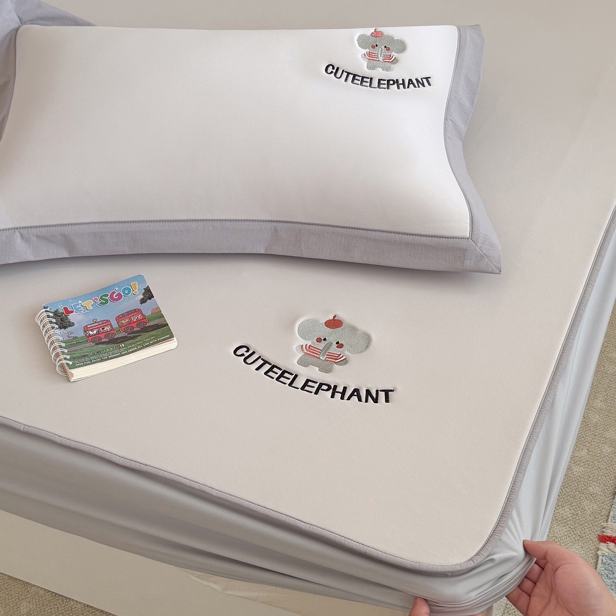 91家纺网 家纺一手货源 找家纺 Sweet dreams甜梦 2026新款夏款A类锦氨卡通刺绣立体床笠款凉感席 乐萌小象