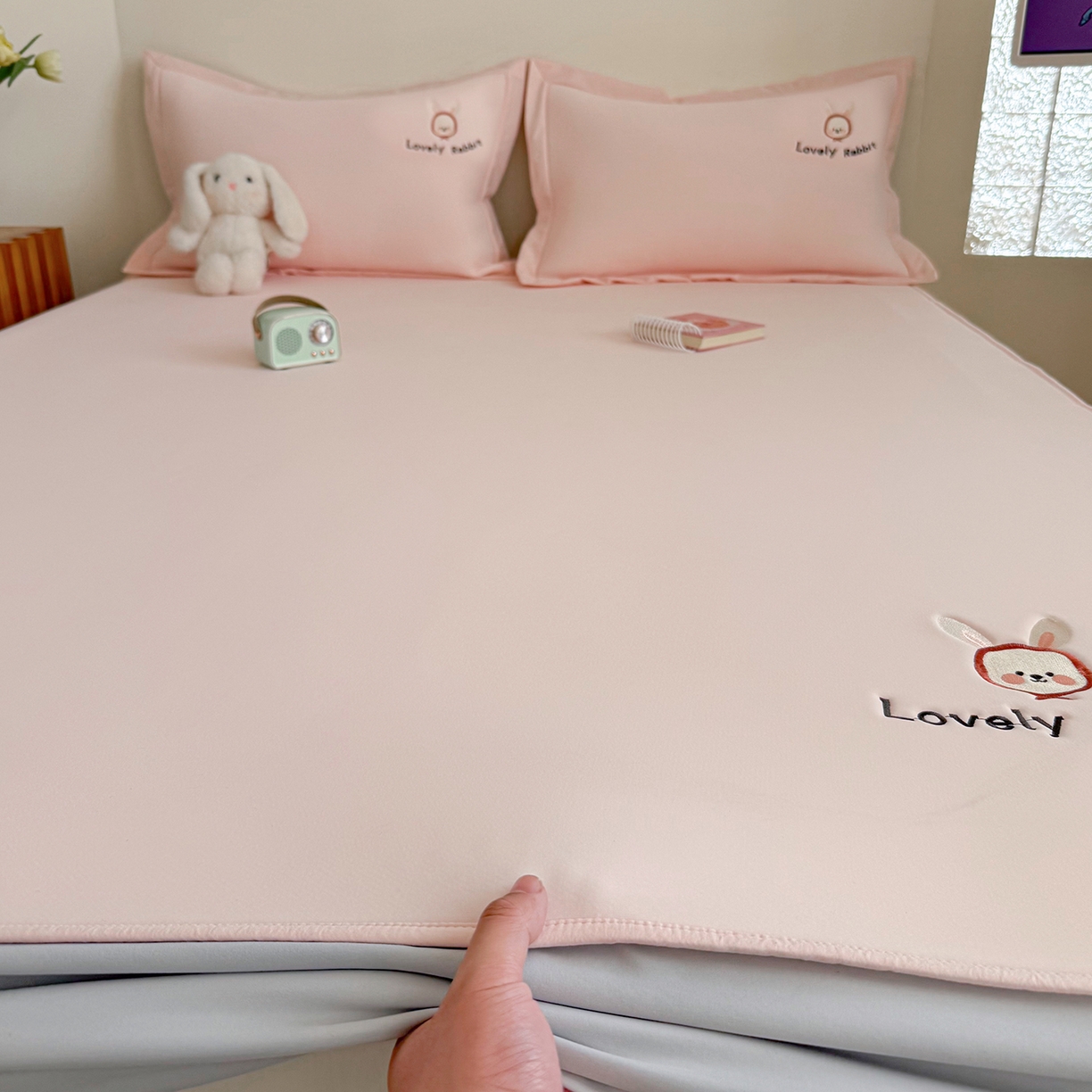 91家纺网 家纺一手货源 找家纺 Sweet dreams甜梦 2026新款夏款A类锦氨卡通刺绣立体床笠款凉感席 春日小兔