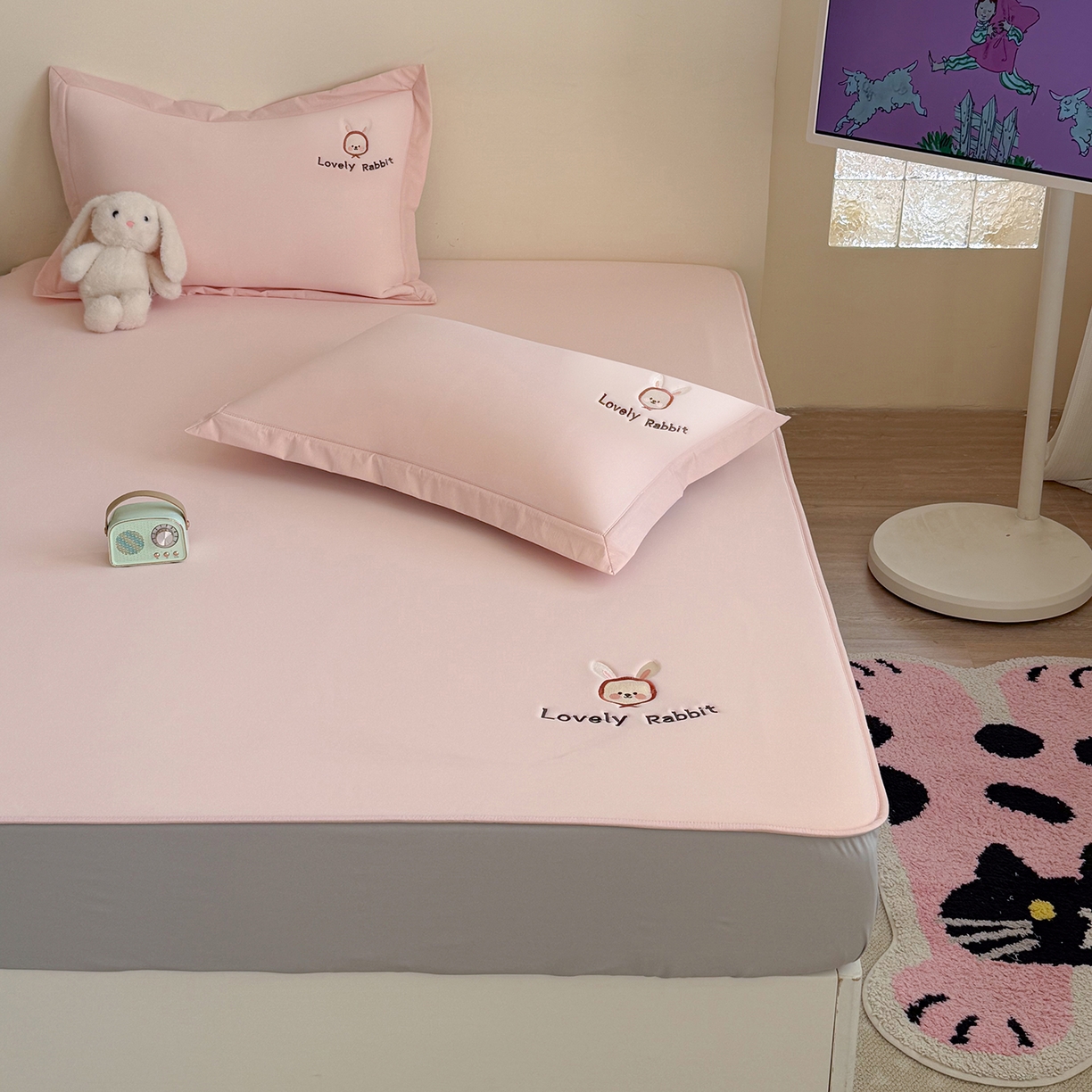 91家纺网 家纺一手货源 找家纺 Sweet dreams甜梦 2026新款夏款A类锦氨卡通刺绣立体床笠款凉感席 春日小兔