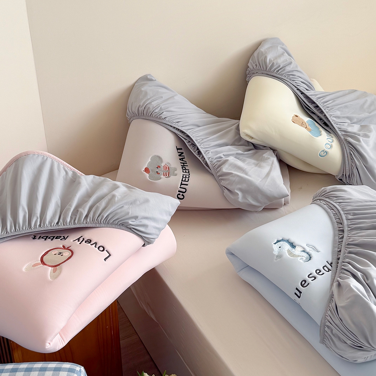 91家纺网 家纺一手货源 找家纺 Sweet dreams甜梦 2026新款夏款A类锦氨卡通刺绣立体床笠款凉感席 组合