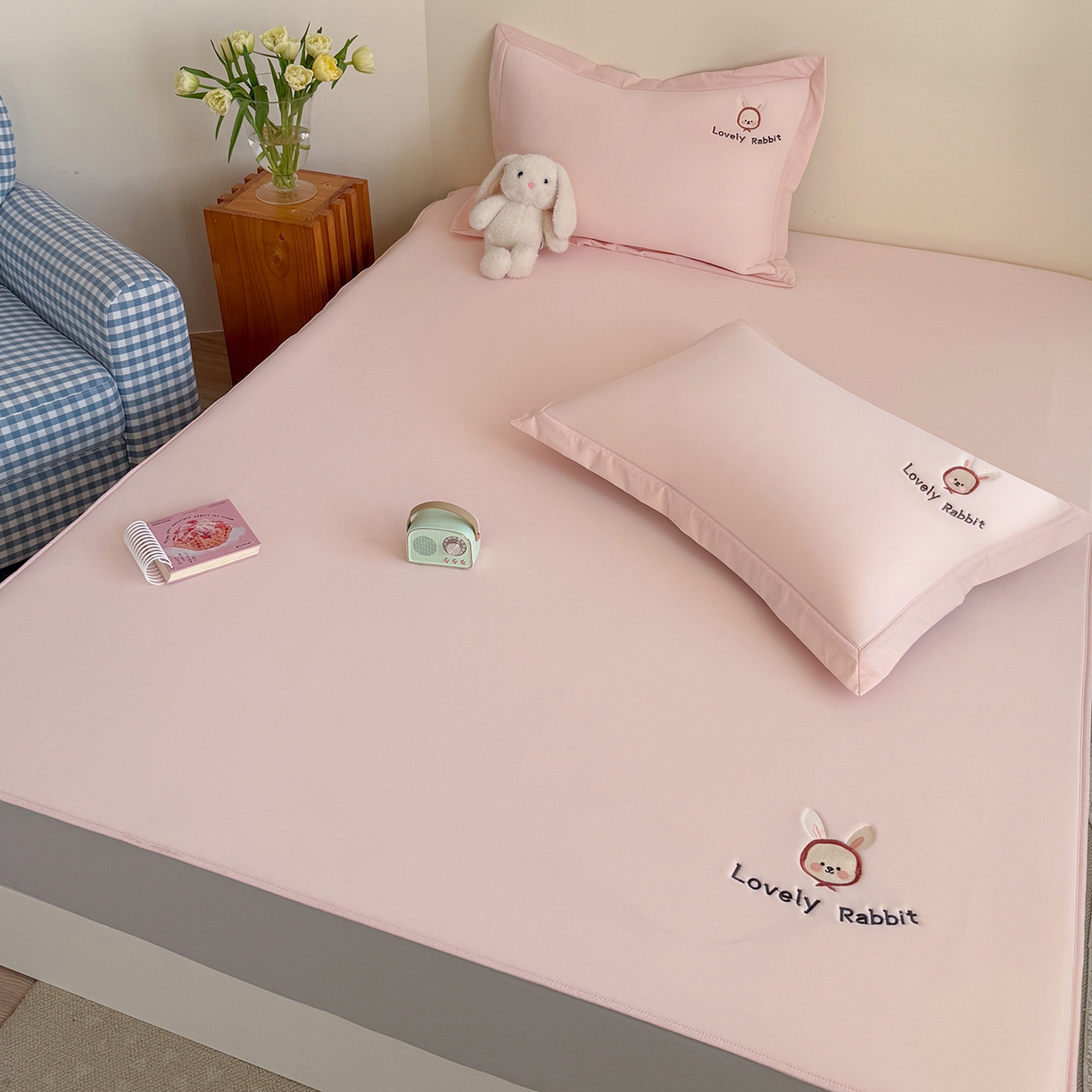 91家纺网 家纺一手货源 找家纺 Sweet dreams甜梦 2026新款夏款A类锦氨卡通刺绣立体床笠款凉感席 春日小兔