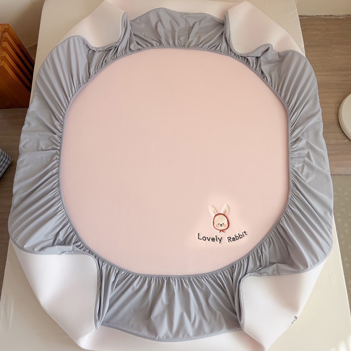 91家纺网 家纺一手货源 找家纺 Sweet dreams甜梦 2026新款夏款A类锦氨卡通刺绣立体床笠款凉感席 春日小兔