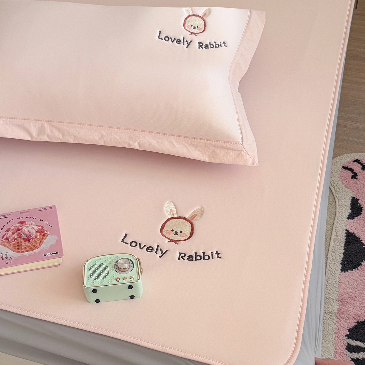 91家纺网 家纺一手货源 找家纺 Sweet dreams甜梦 2026新款夏款A类锦氨卡通刺绣立体床笠款凉感席 春日小兔