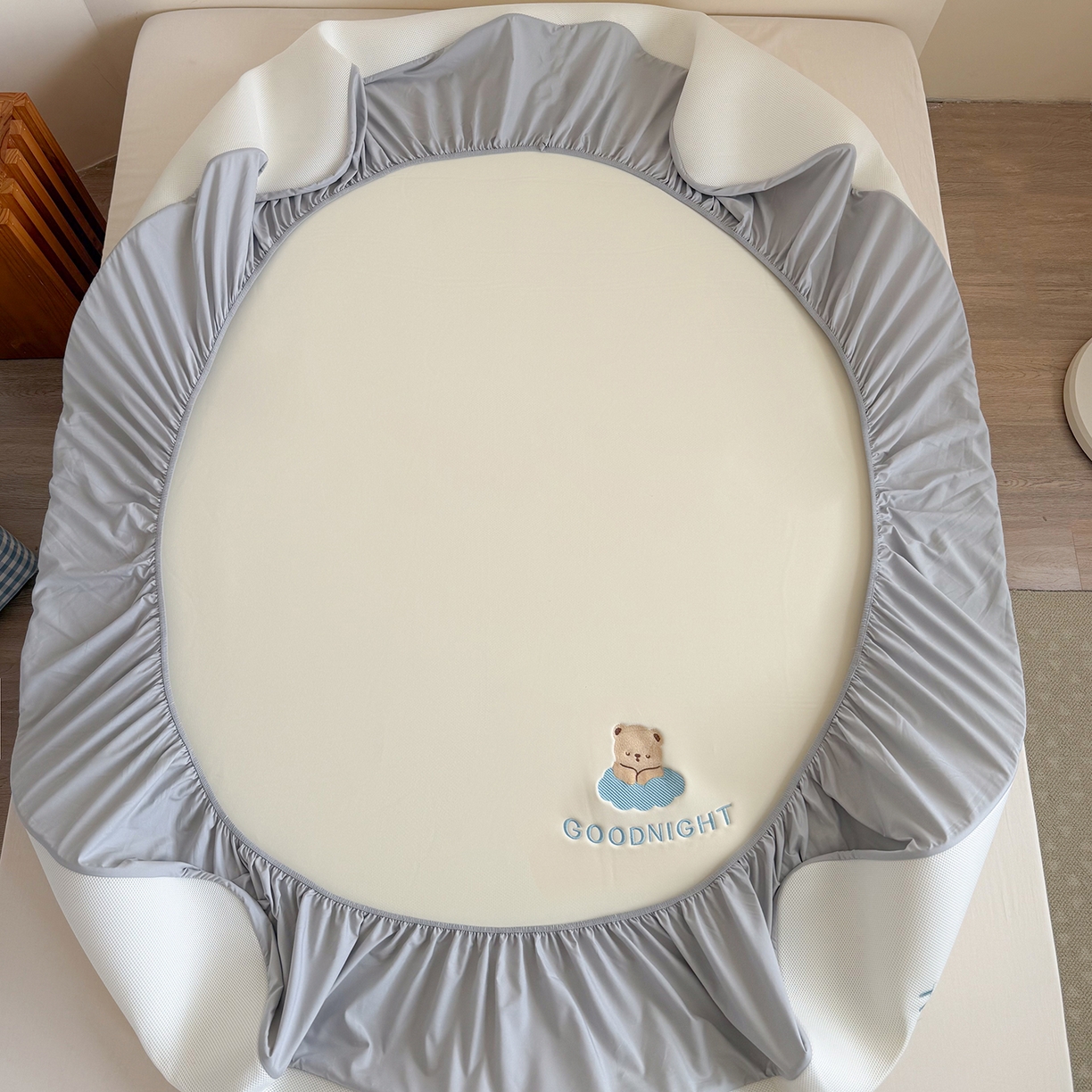 91家纺网 家纺一手货源 找家纺 Sweet dreams甜梦 2026新款夏款A类锦氨卡通刺绣立体床笠款凉感席 安睡小熊