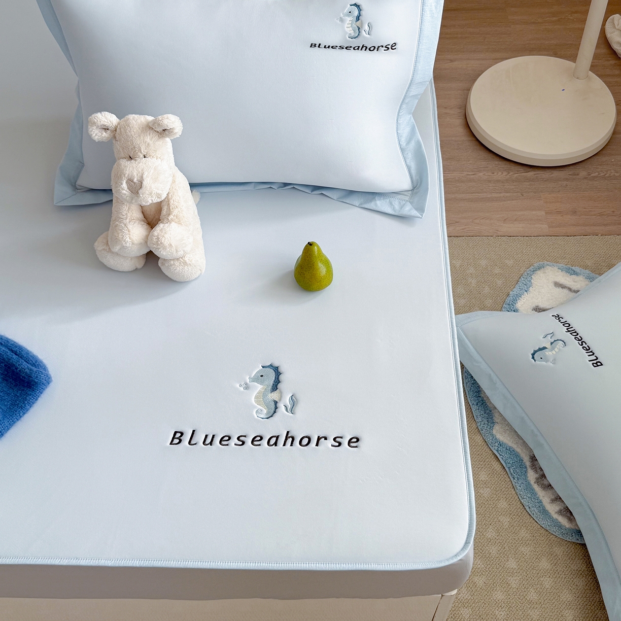 91家纺网 家纺一手货源 找家纺 Sweet dreams甜梦 2026新款夏款A类锦氨卡通刺绣立体床笠款凉感席 布噜海马