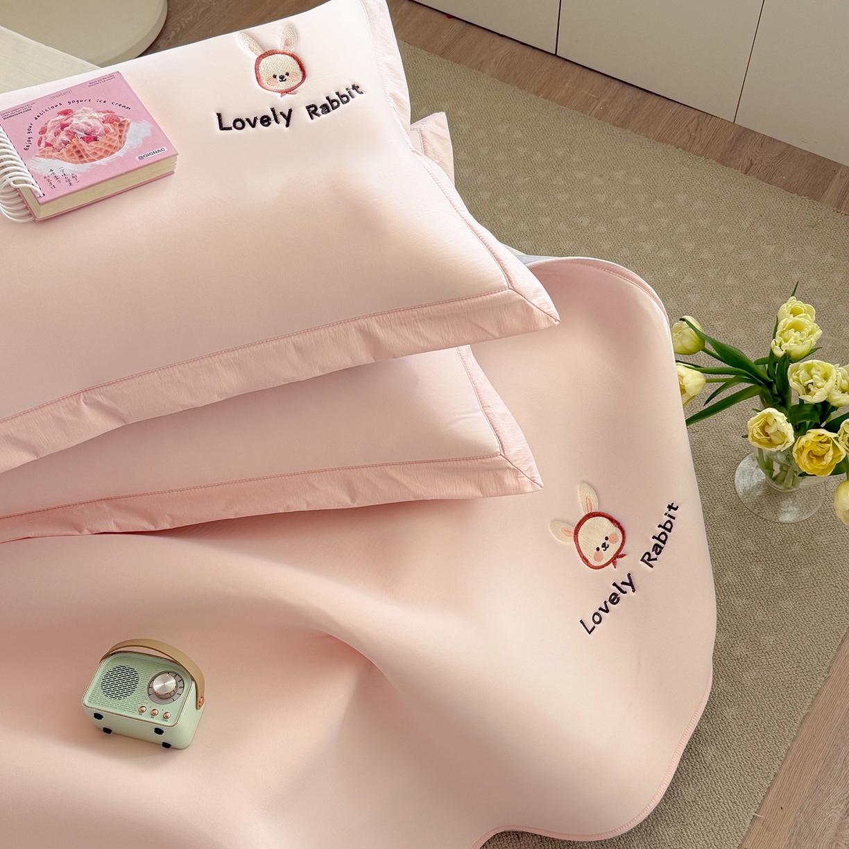 91家纺网 家纺一手货源 找家纺 Sweet dreams甜梦 2026新款夏款A类锦氨卡通刺绣立体床笠款凉感席 春日小兔