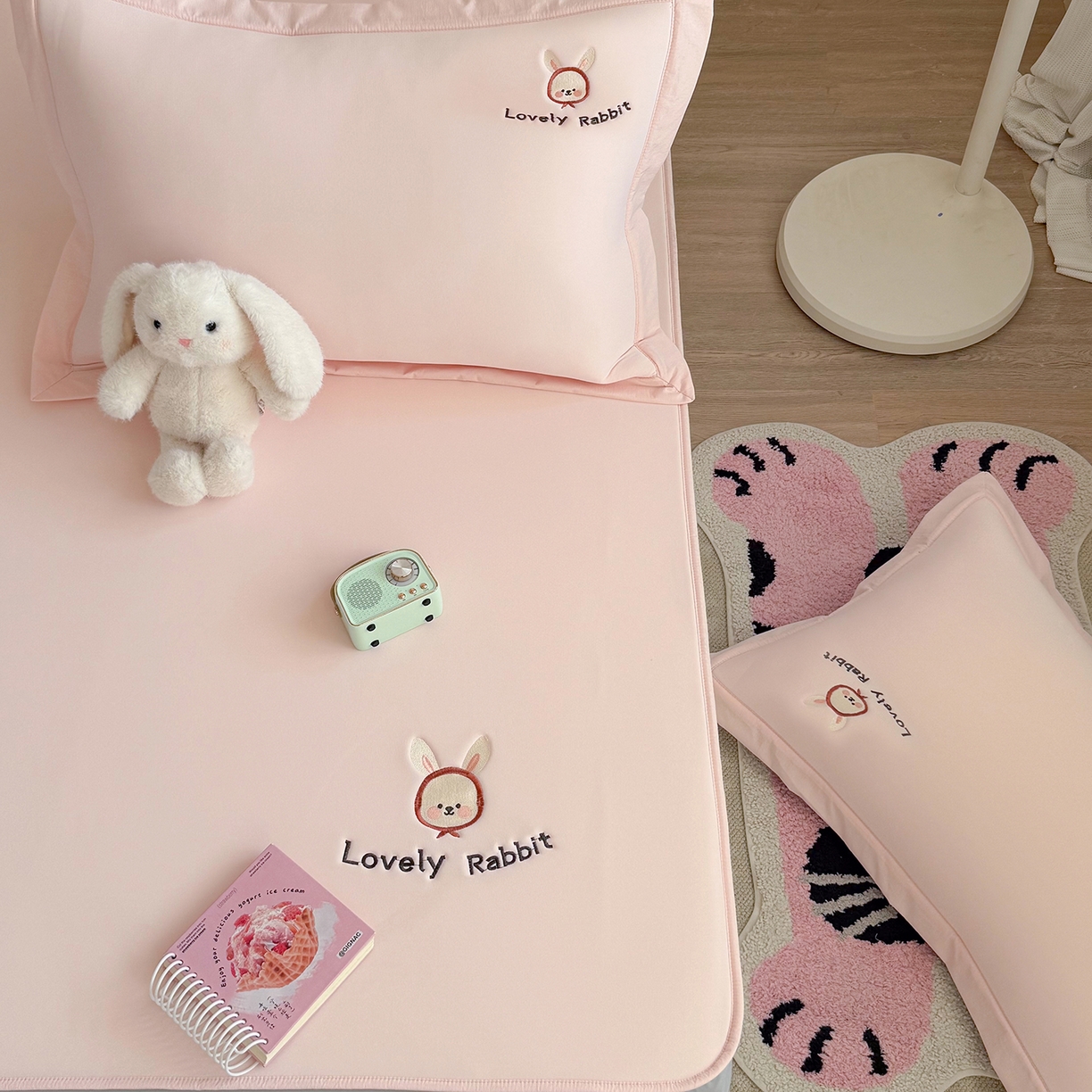 91家纺网 家纺一手货源 找家纺 Sweet dreams甜梦 2026新款夏款A类锦氨卡通刺绣立体床笠款凉感席 春日小兔