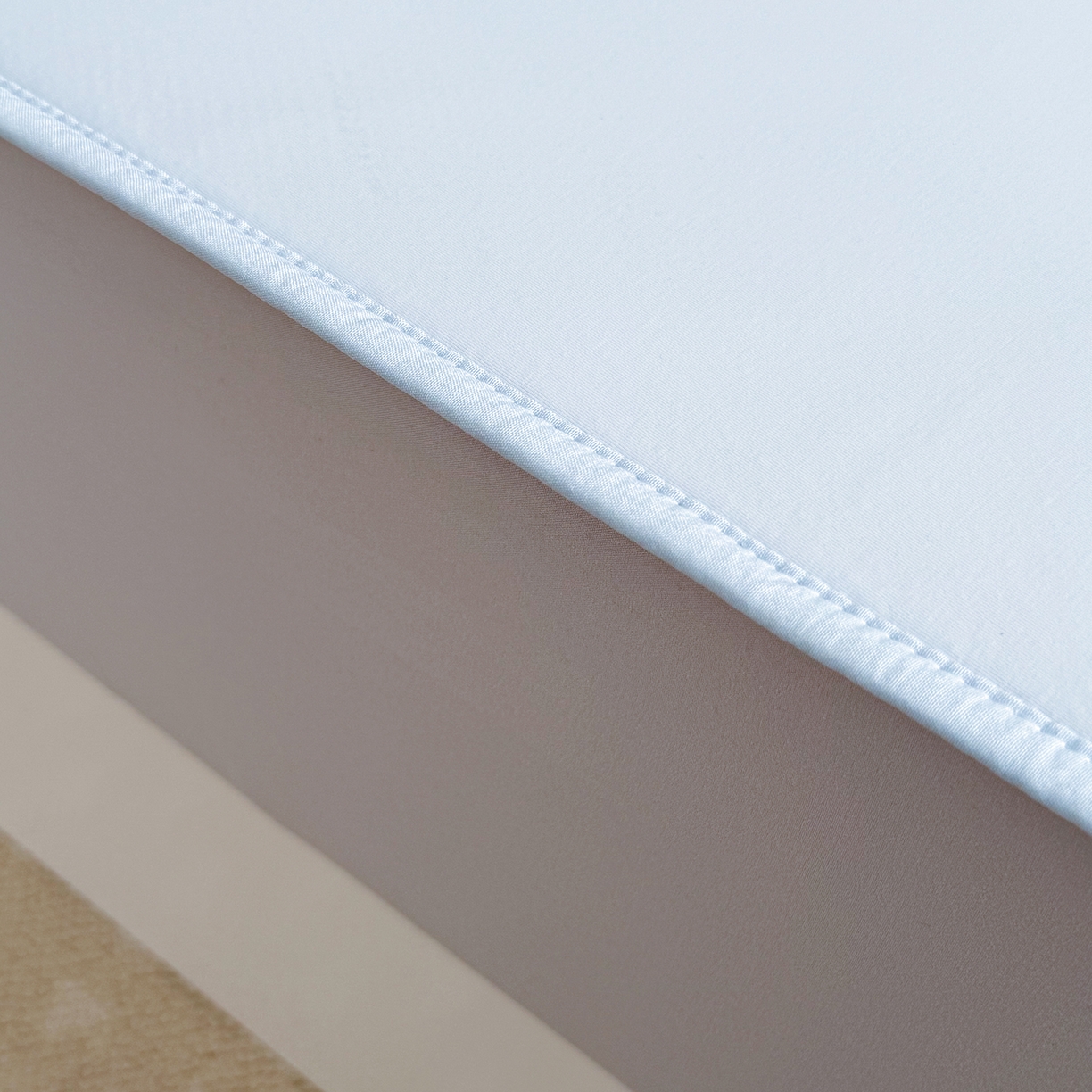 91家纺网 家纺一手货源 找家纺 Sweet dreams甜梦 2026新款夏款A类锦氨卡通刺绣立体床笠款凉感席 布噜海马