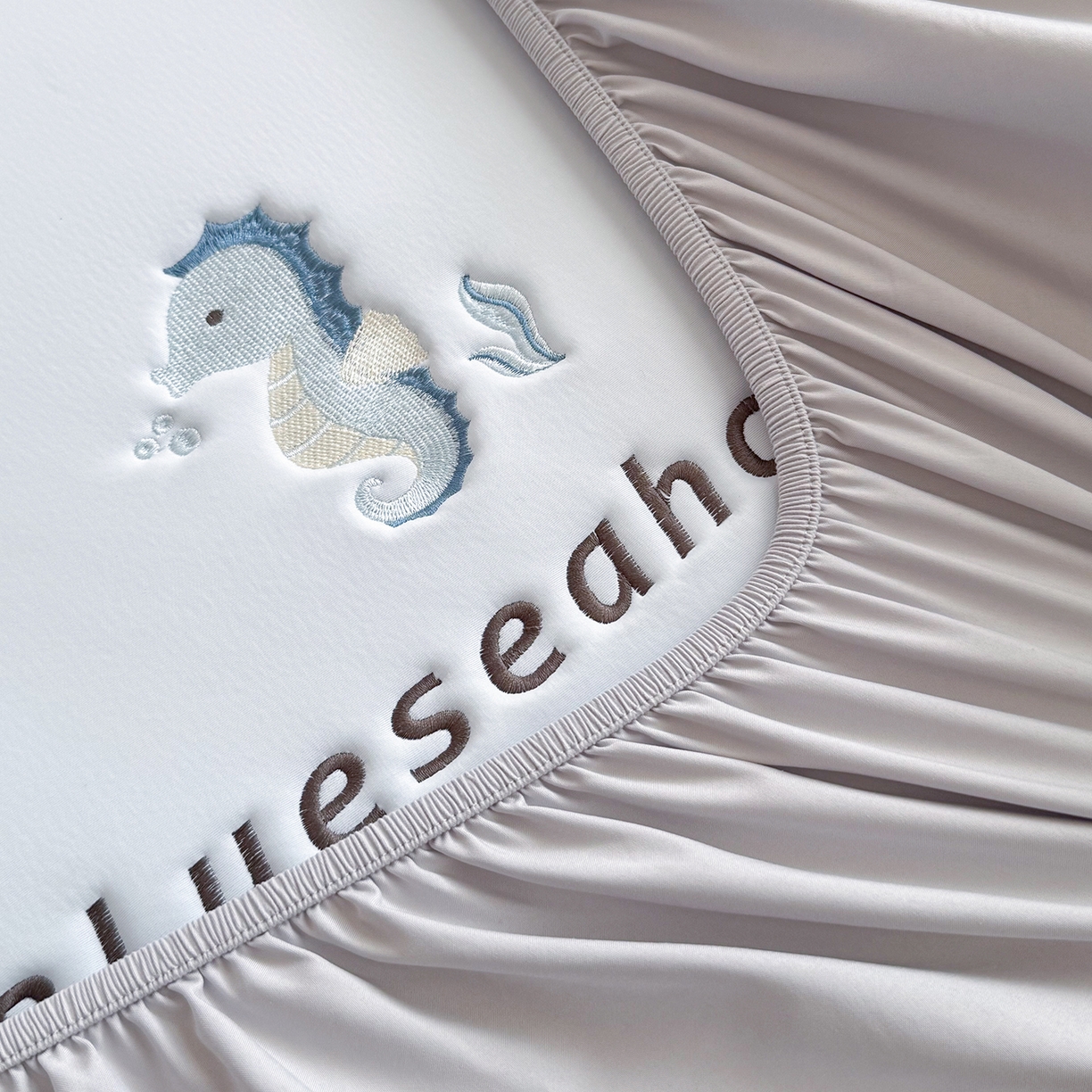 91家纺网 家纺一手货源 找家纺 Sweet dreams甜梦 2026新款夏款A类锦氨卡通刺绣立体床笠款凉感席 布噜海马