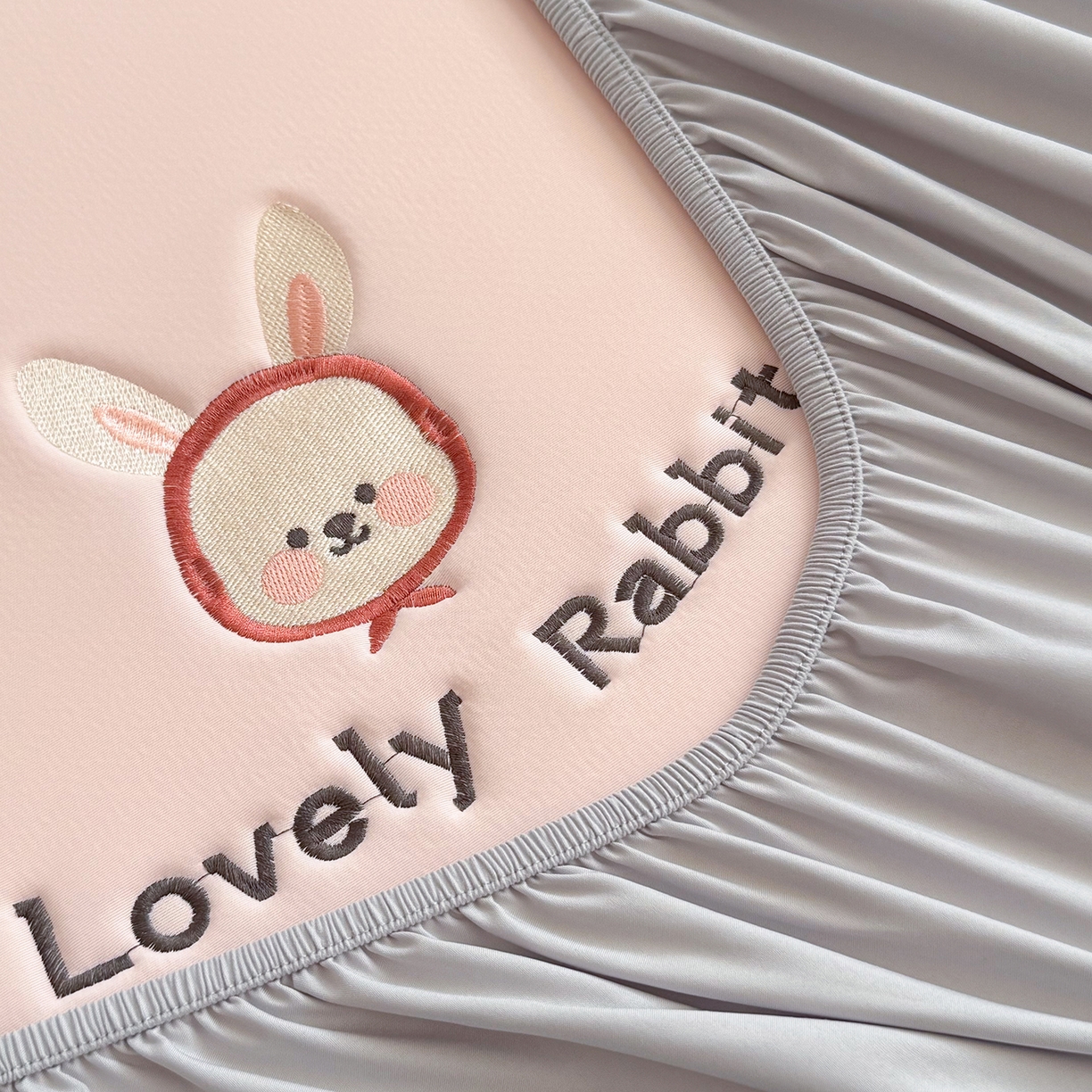 91家纺网 家纺一手货源 找家纺 Sweet dreams甜梦 2026新款夏款A类锦氨卡通刺绣立体床笠款凉感席 春日小兔