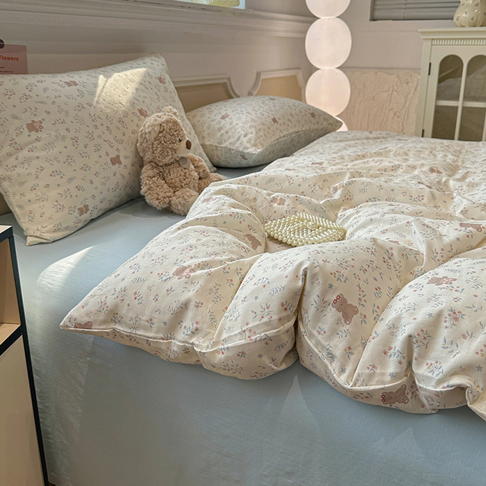 91家纺网 家纺一手货源 找家纺 忆生活家纺 2026春夏新款A类全棉纯棉有氧双层纱小清新四件套 森田小熊