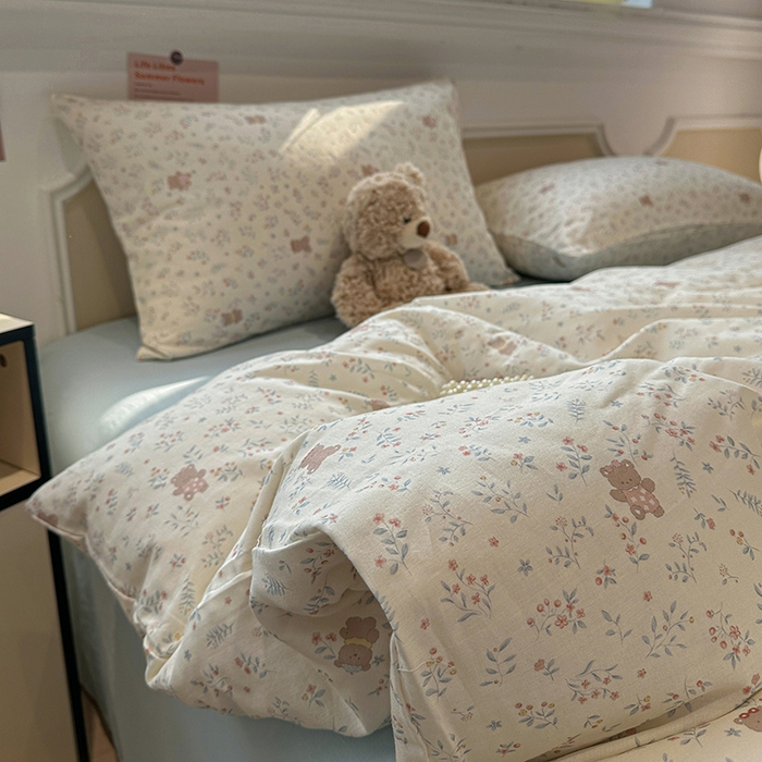 91家纺网 家纺一手货源 找家纺 忆生活家纺 2026春夏新款A类全棉纯棉有氧双层纱小清新四件套 森田小熊