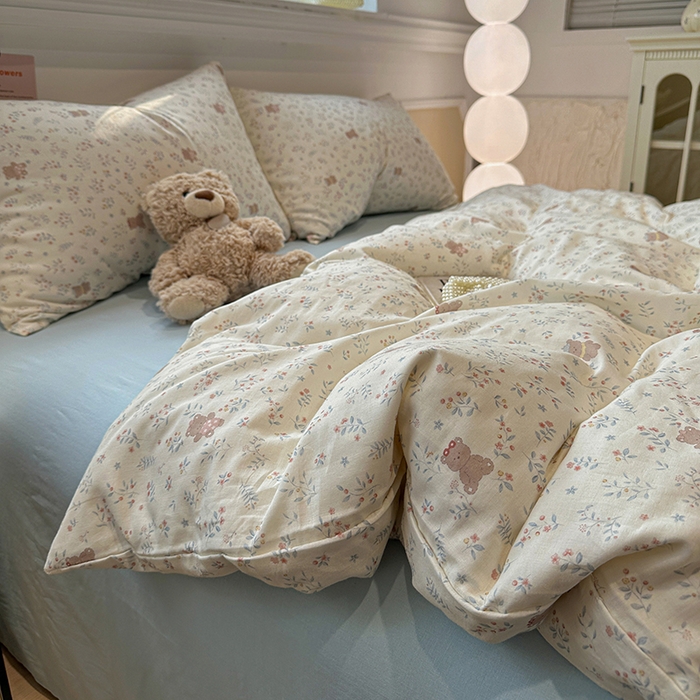 91家纺网 家纺一手货源 找家纺 忆生活家纺 2026春夏新款A类全棉纯棉有氧双层纱小清新四件套 森田小熊