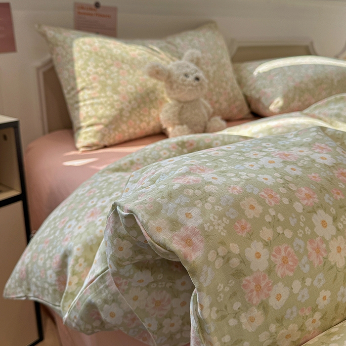 91家纺网 家纺一手货源 找家纺 忆生活家纺 2026春夏新款A类全棉纯棉有氧双层纱小清新四件套 山茶芬芳-绿