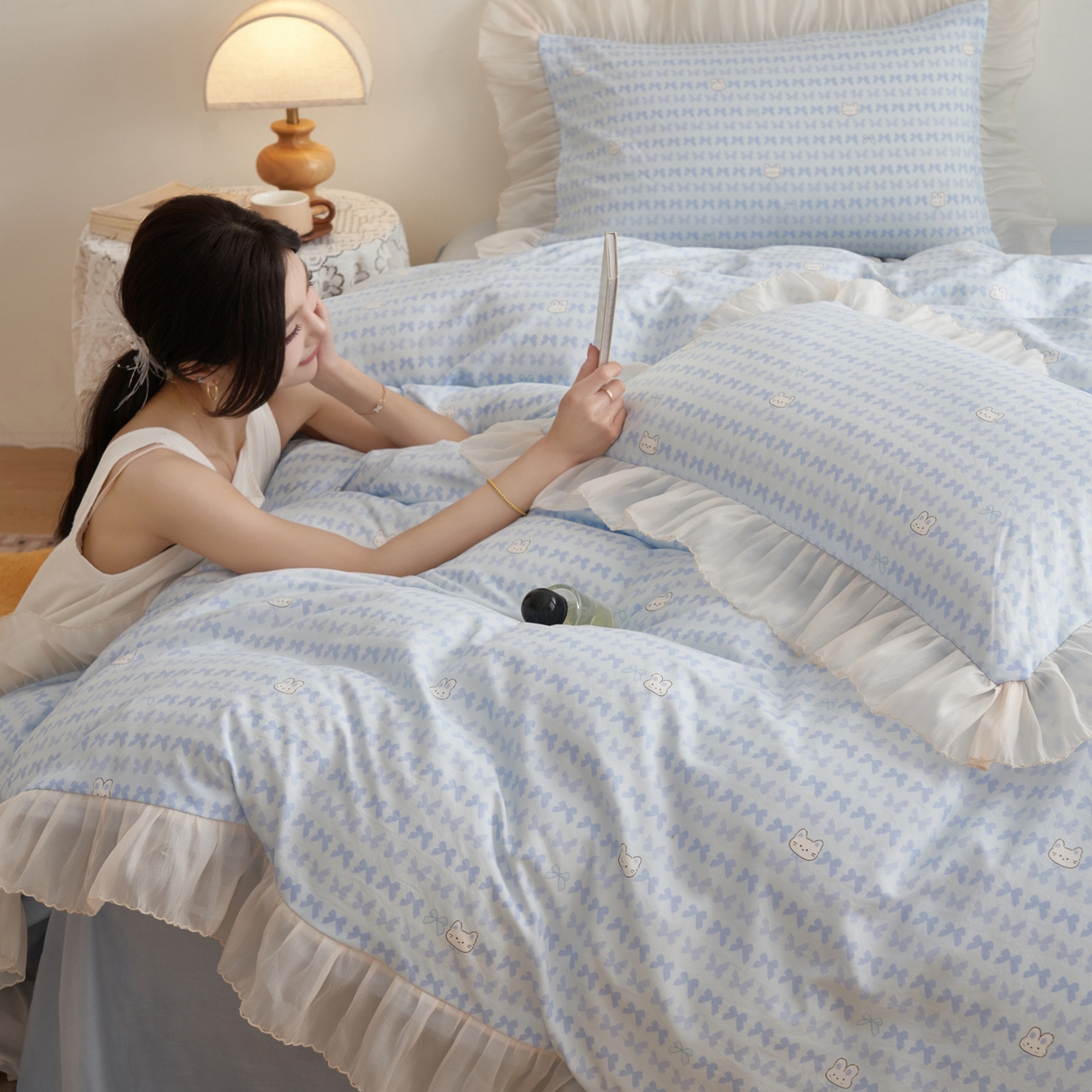 91家纺网 家纺一手货源 找家纺 晨曦家纺 2026春夏新款雪花皱纱花边小碎花小清新少女风四件套 甜心兔蓝