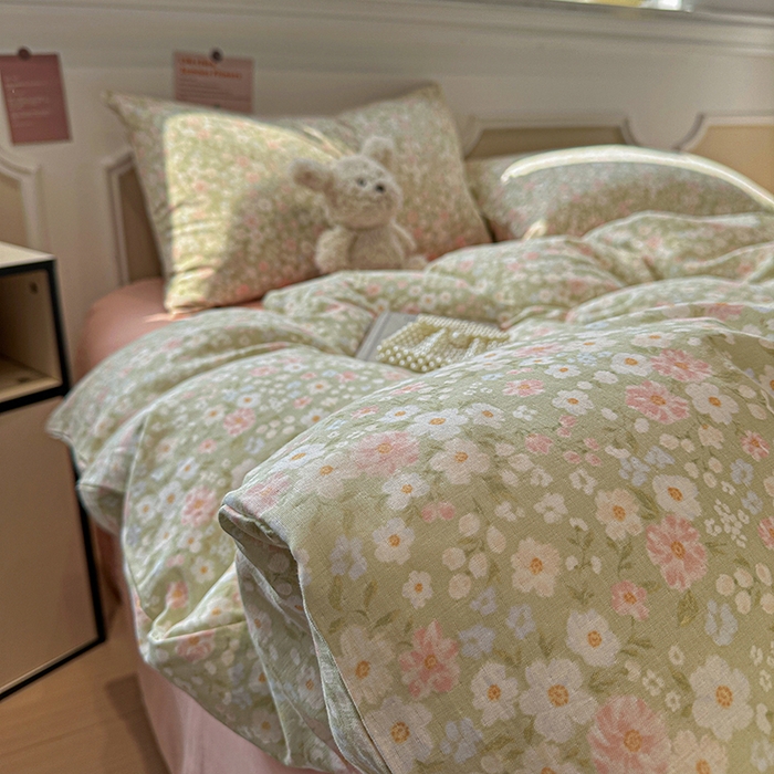 91家纺网 家纺一手货源 找家纺 忆生活家纺 2026春夏新款A类全棉纯棉有氧双层纱小清新四件套 山茶芬芳-绿