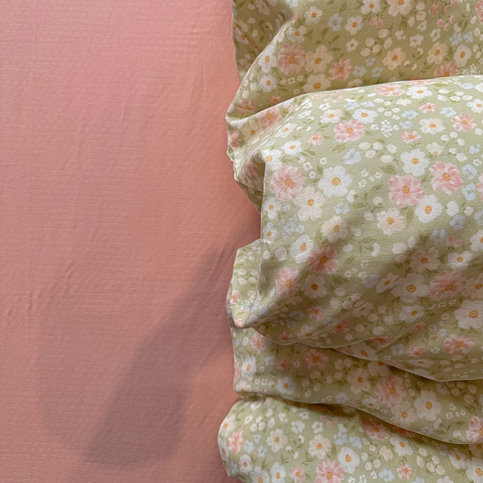 91家纺网 家纺一手货源 找家纺 忆生活家纺 2026春夏新款A类全棉纯棉有氧双层纱小清新四件套 山茶芬芳-绿