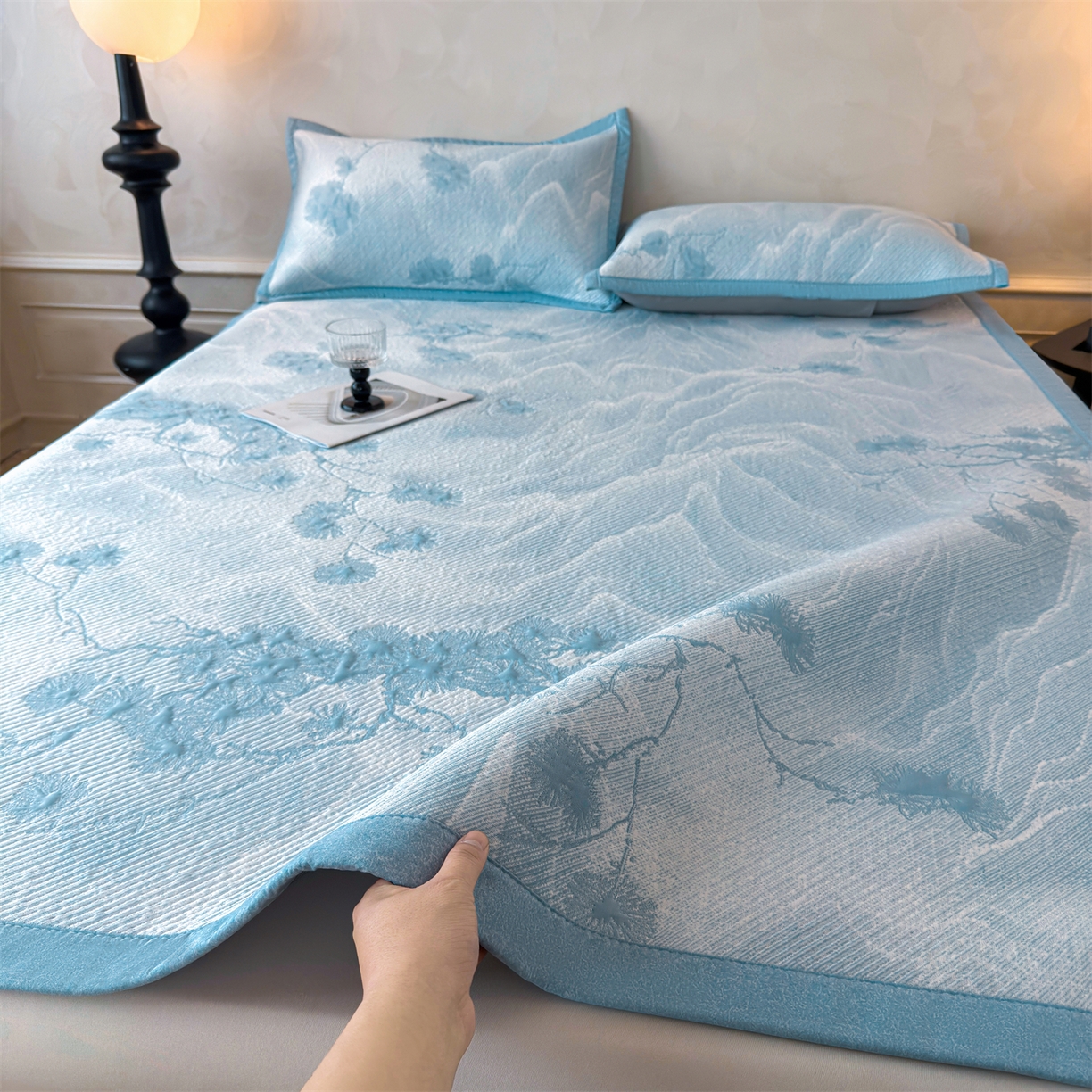 91家纺网 家纺一手货源 找家纺 （总）慕木家纺 2026新款高端PE乙纶双面提花560克冰豆豆凉席迎客松系列（提供买家秀）