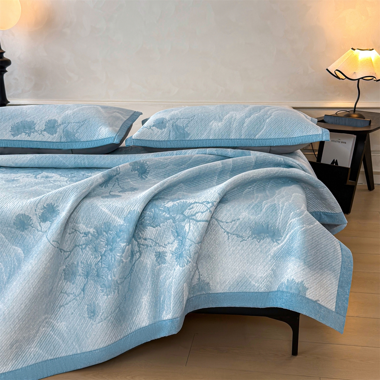 91家纺网 家纺一手货源 找家纺 （总）慕木家纺 2026新款高端PE乙纶双面提花560克冰豆豆凉席迎客松系列（提供买家秀）