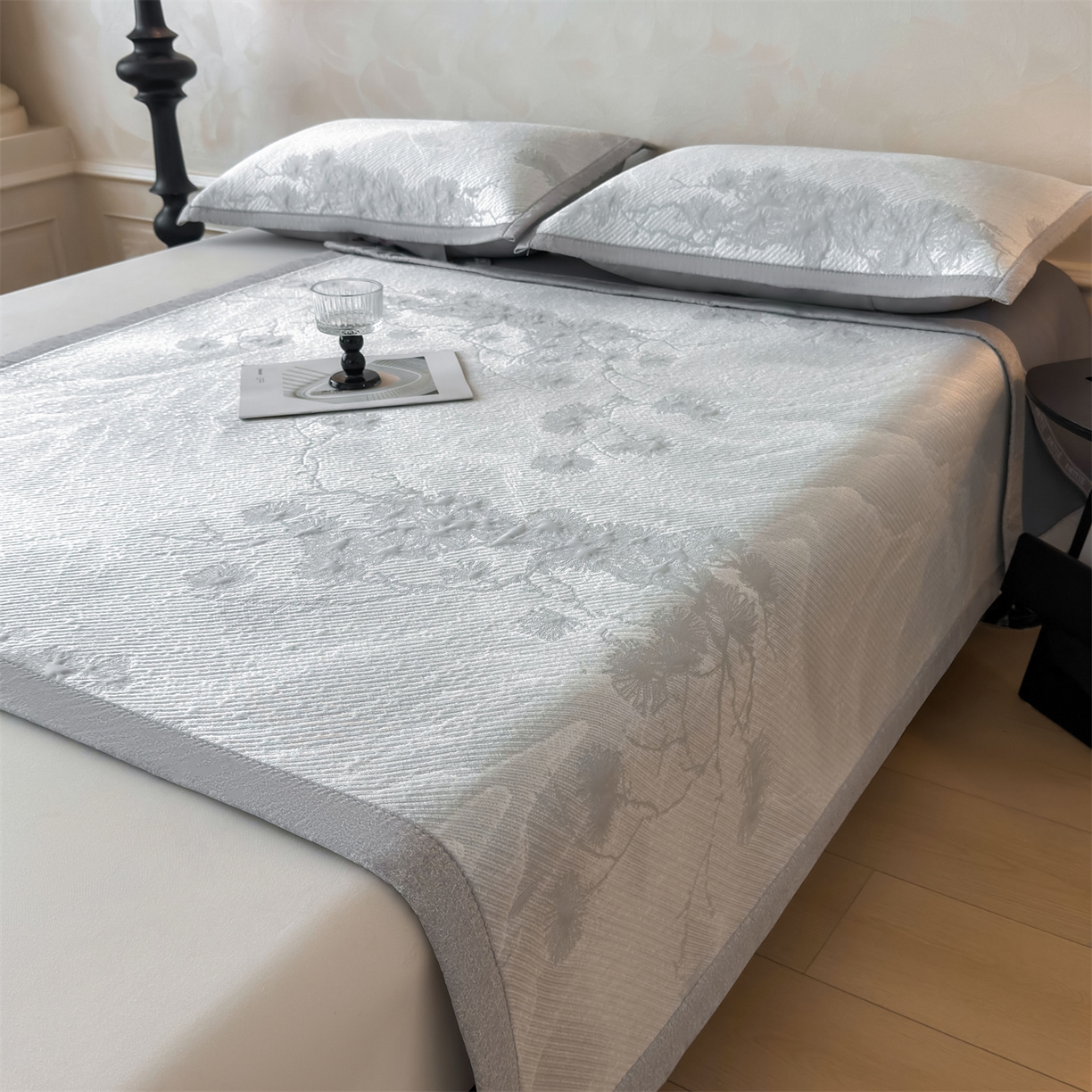 91家纺网 家纺一手货源 找家纺 慕木家纺 2026新款高端PE乙纶双面提花560克冰豆豆凉席迎客松系列（提供买家秀） 迎客松-灰床席款