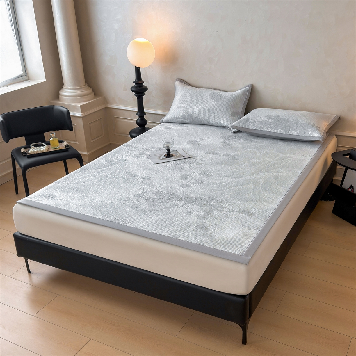 91家纺网 家纺一手货源 找家纺 慕木家纺 2026新款高端PE乙纶双面提花560克冰豆豆凉席迎客松系列（提供买家秀） 迎客松-灰床席款