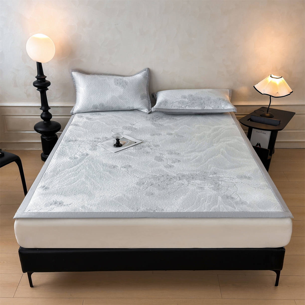 91家纺网 家纺一手货源 找家纺 慕木家纺 2026新款高端PE乙纶双面提花560克冰豆豆凉席迎客松系列（提供买家秀） 迎客松-灰床席款