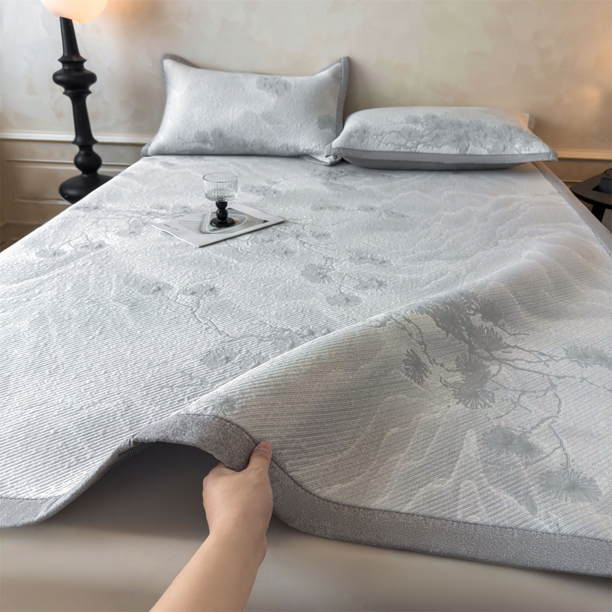 91家纺网 家纺一手货源 找家纺 慕木家纺 2026新款高端PE乙纶双面提花560克冰豆豆凉席迎客松系列（提供买家秀） 迎客松-灰床席款