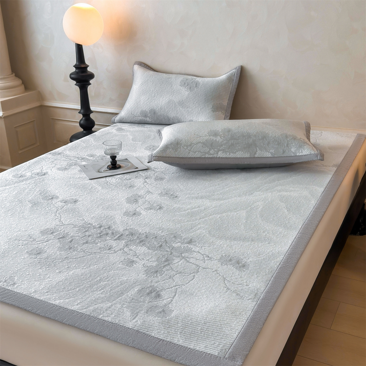 91家纺网 家纺一手货源 找家纺 慕木家纺 2026新款高端PE乙纶双面提花560克冰豆豆凉席迎客松系列（提供买家秀） 迎客松-灰床席款