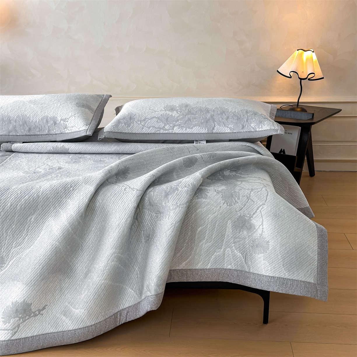 91家纺网 家纺一手货源 找家纺 慕木家纺 2026新款高端PE乙纶双面提花560克冰豆豆凉席迎客松系列（提供买家秀） 迎客松-灰床席款