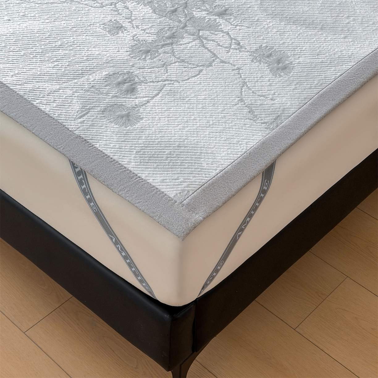 91家纺网 家纺一手货源 找家纺 慕木家纺 2026新款高端PE乙纶双面提花560克冰豆豆凉席迎客松系列（提供买家秀） 迎客松-灰床席款