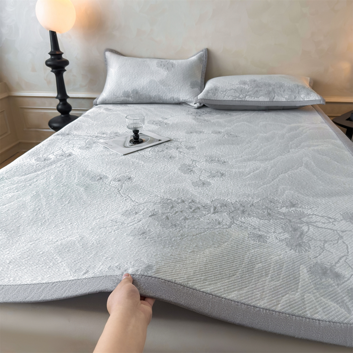 91家纺网 家纺一手货源 找家纺 慕木家纺 2026新款高端PE乙纶双面提花560克冰豆豆凉席迎客松系列（提供买家秀） 迎客松-灰床席款