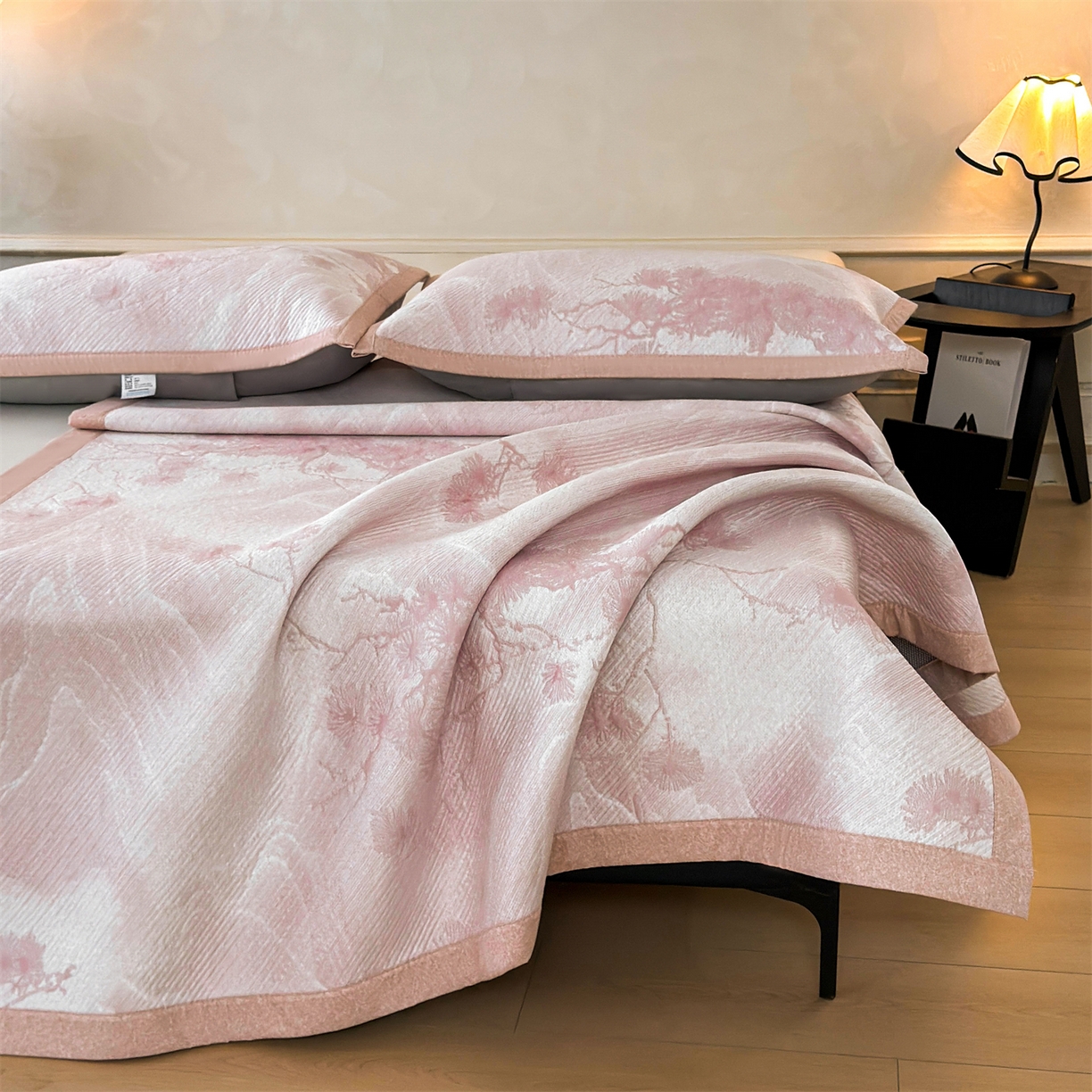 91家纺网 家纺一手货源 找家纺 慕木家纺 2026新款高端PE乙纶双面提花560克冰豆豆凉席迎客松系列（提供买家秀） 迎客松-粉床席款