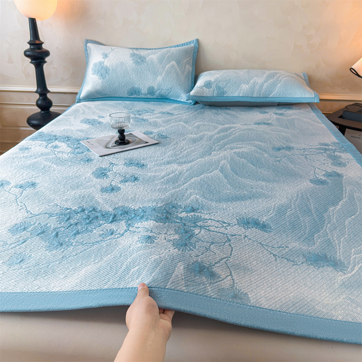 91家纺网 家纺一手货源 找家纺 （总）慕木家纺 2026新款高端PE乙纶双面提花560克冰豆豆凉席迎客松系列（提供买家秀）