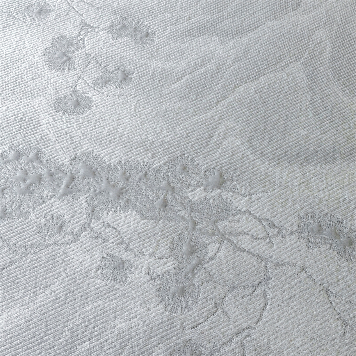 91家纺网 家纺一手货源 找家纺 慕木家纺 2026新款高端PE乙纶双面提花560克冰豆豆凉席迎客松系列（提供买家秀） 迎客松-灰床席款