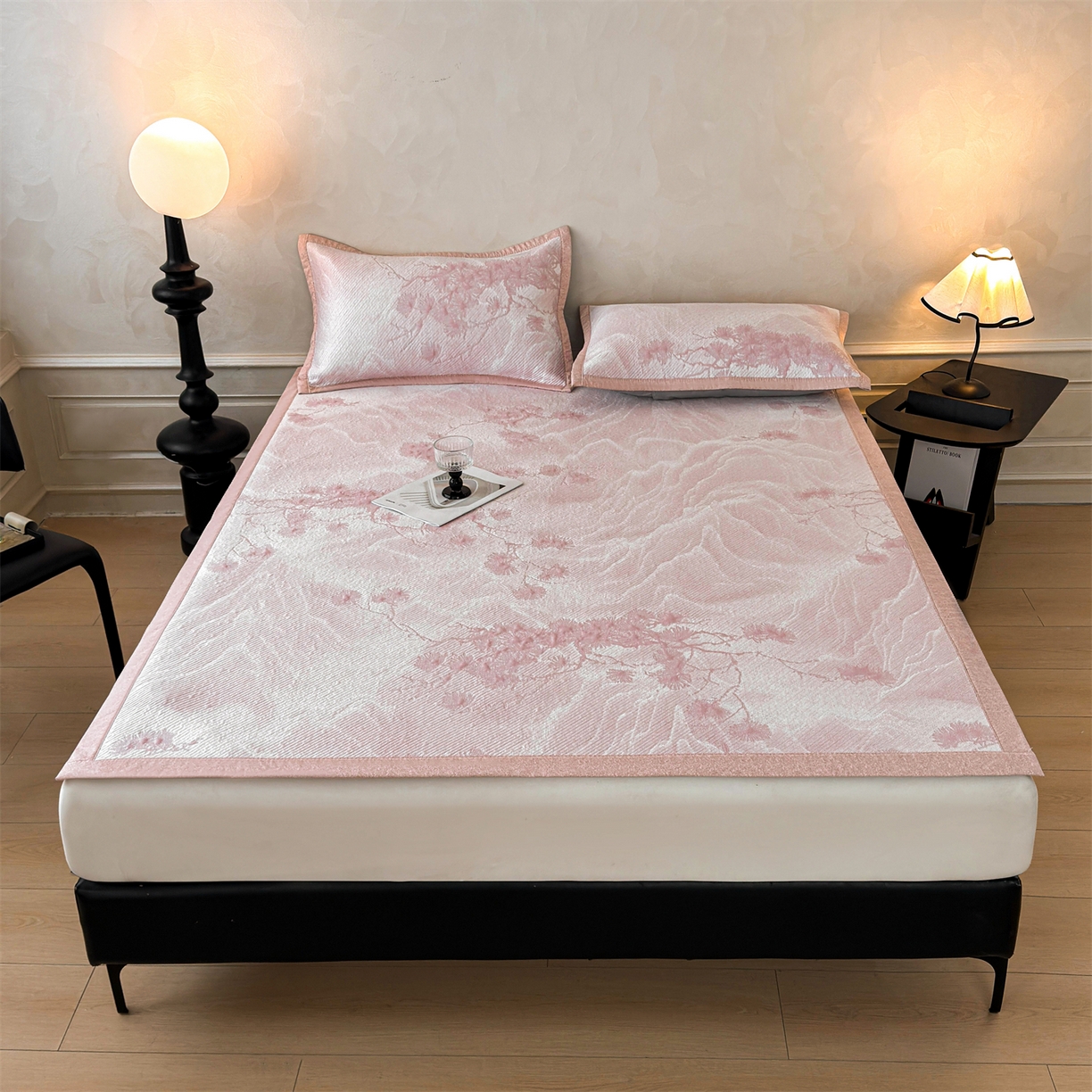 91家纺网 家纺一手货源 找家纺 慕木家纺 2026新款高端PE乙纶双面提花560克冰豆豆凉席迎客松系列（提供买家秀） 迎客松-粉床席款