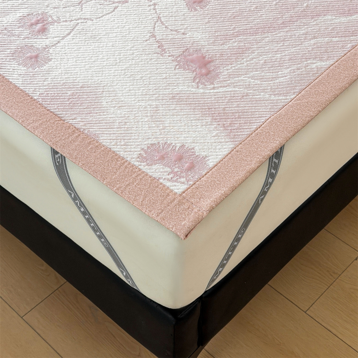 91家纺网 家纺一手货源 找家纺 慕木家纺 2026新款高端PE乙纶双面提花560克冰豆豆凉席迎客松系列（提供买家秀） 迎客松-粉床席款