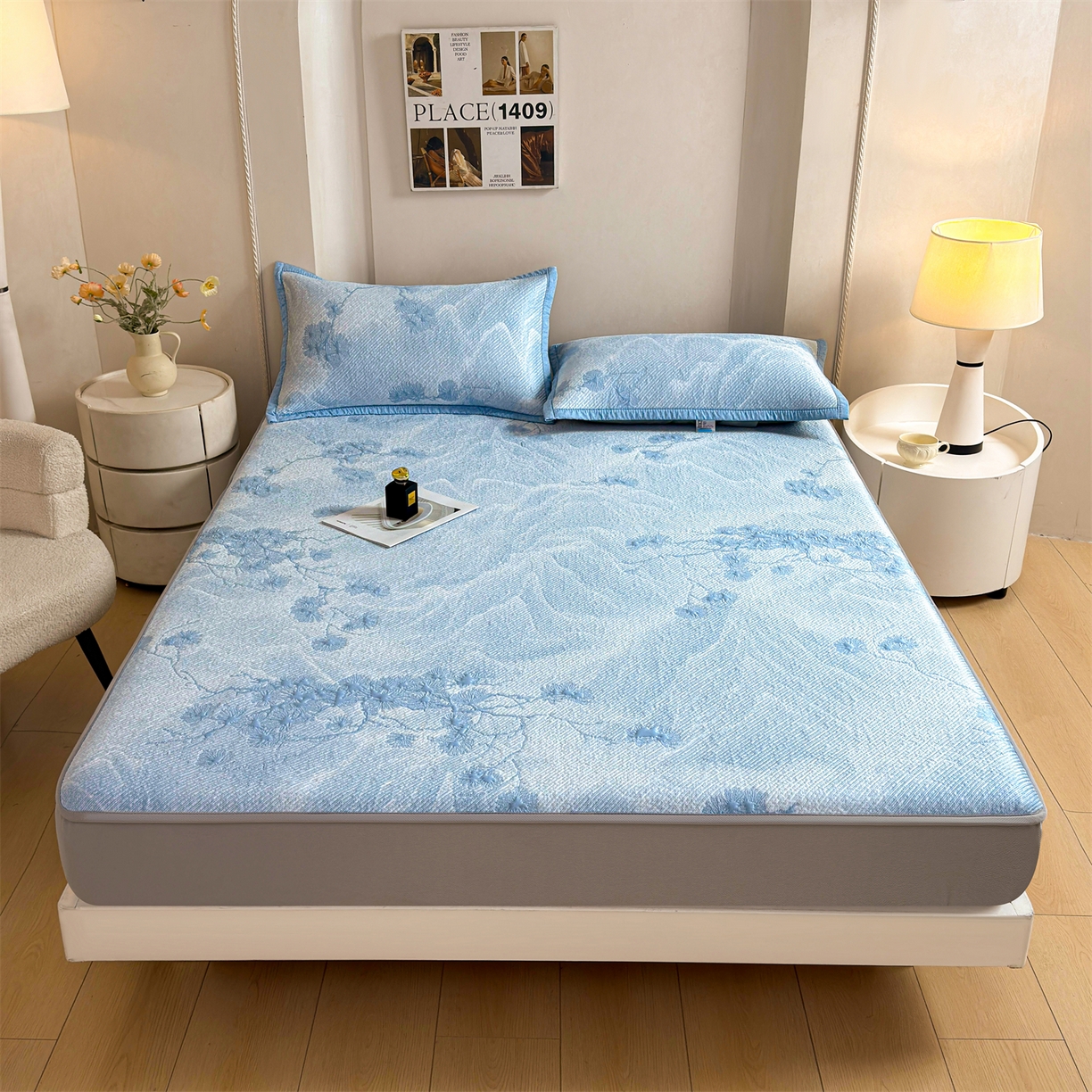 91家纺网 家纺一手货源 找家纺 慕木家纺 2026新款高端PE乙纶双面提花560克冰豆豆凉席迎客松系列（提供买家秀） 迎客松-蓝床笠款