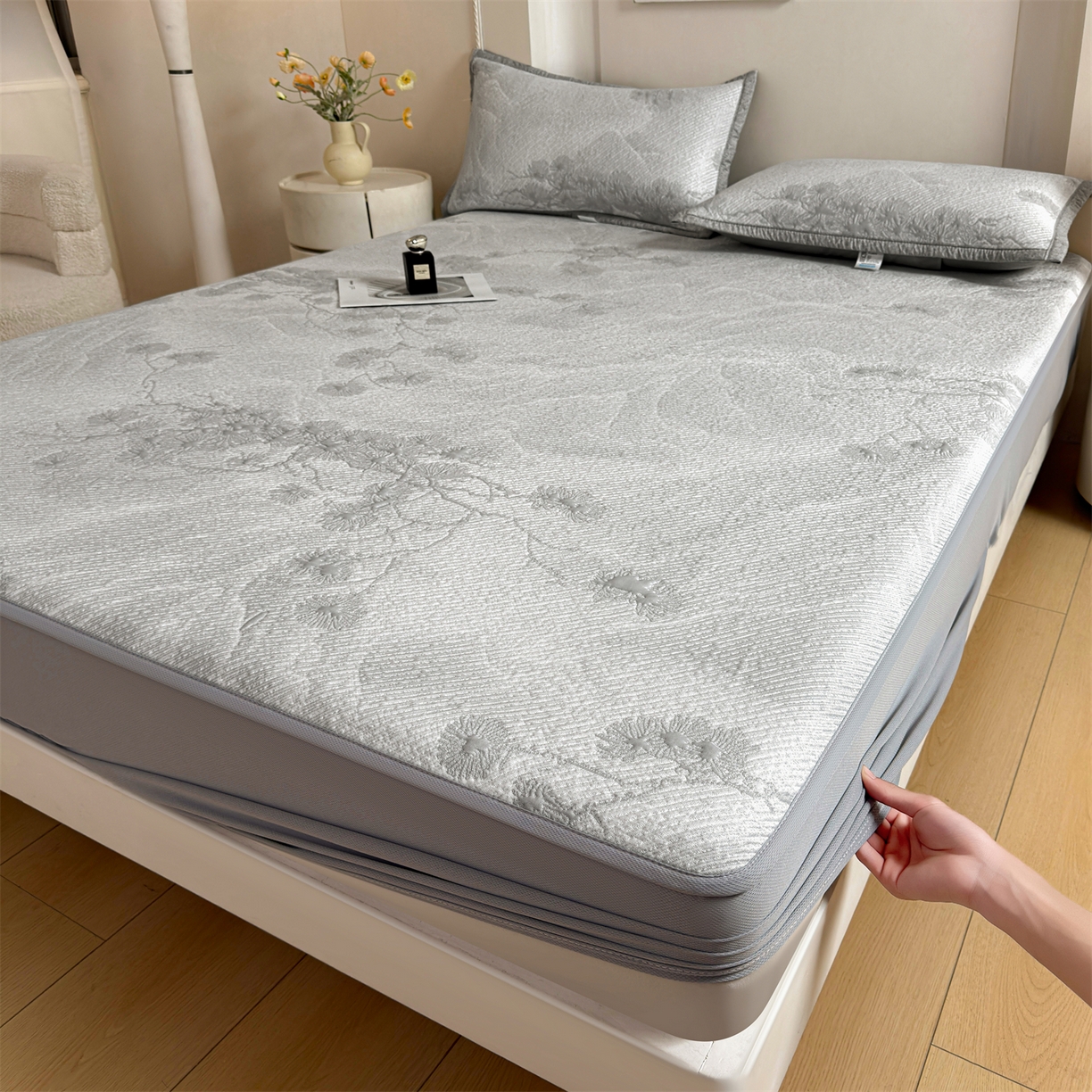 91家纺网 家纺一手货源 找家纺 慕木家纺 2026新款高端PE乙纶双面提花560克冰豆豆凉席迎客松系列（提供买家秀） 迎客松-灰床笠款