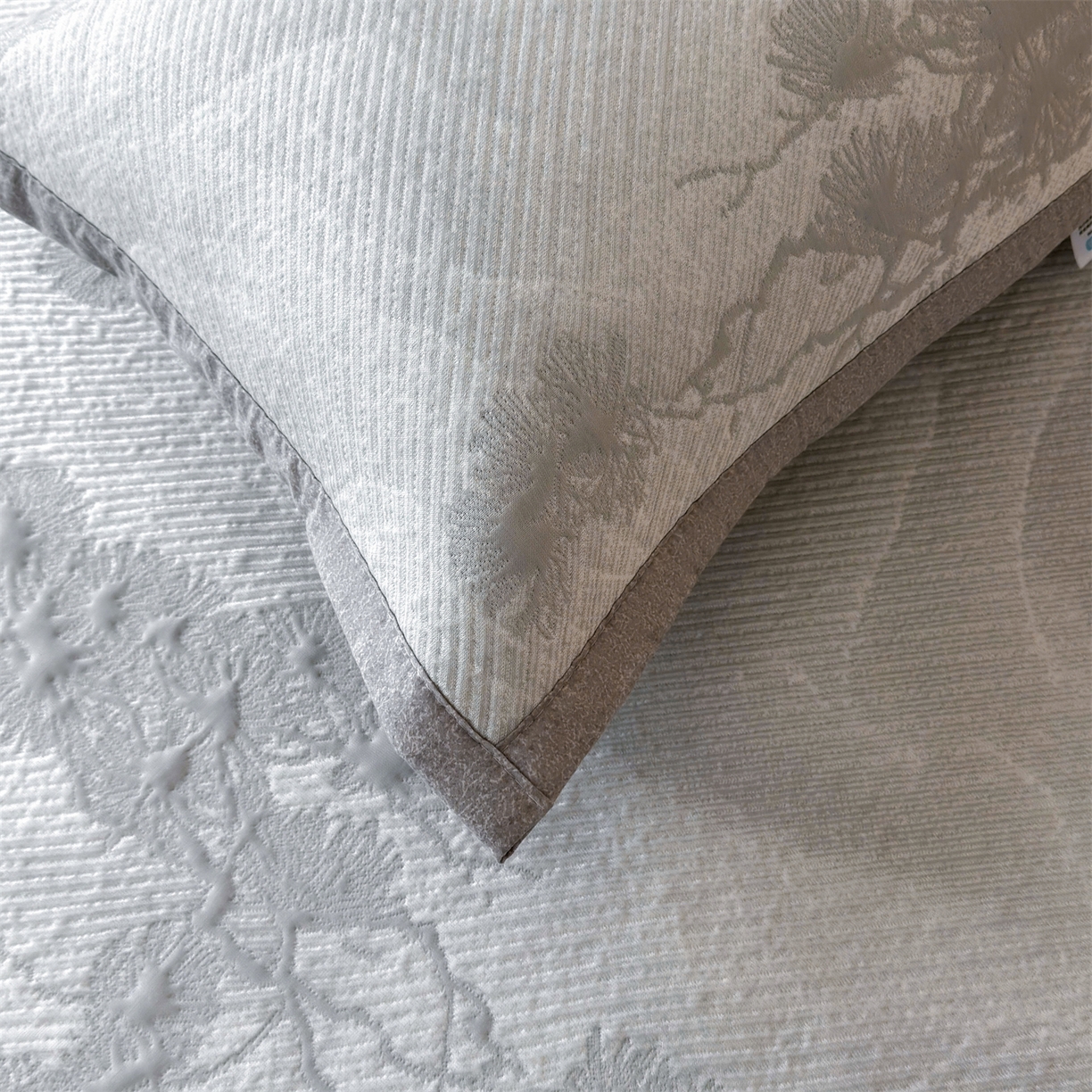 91家纺网 家纺一手货源 找家纺 慕木家纺 2026新款高端PE乙纶双面提花560克冰豆豆凉席迎客松系列（提供买家秀） 迎客松-灰床席款