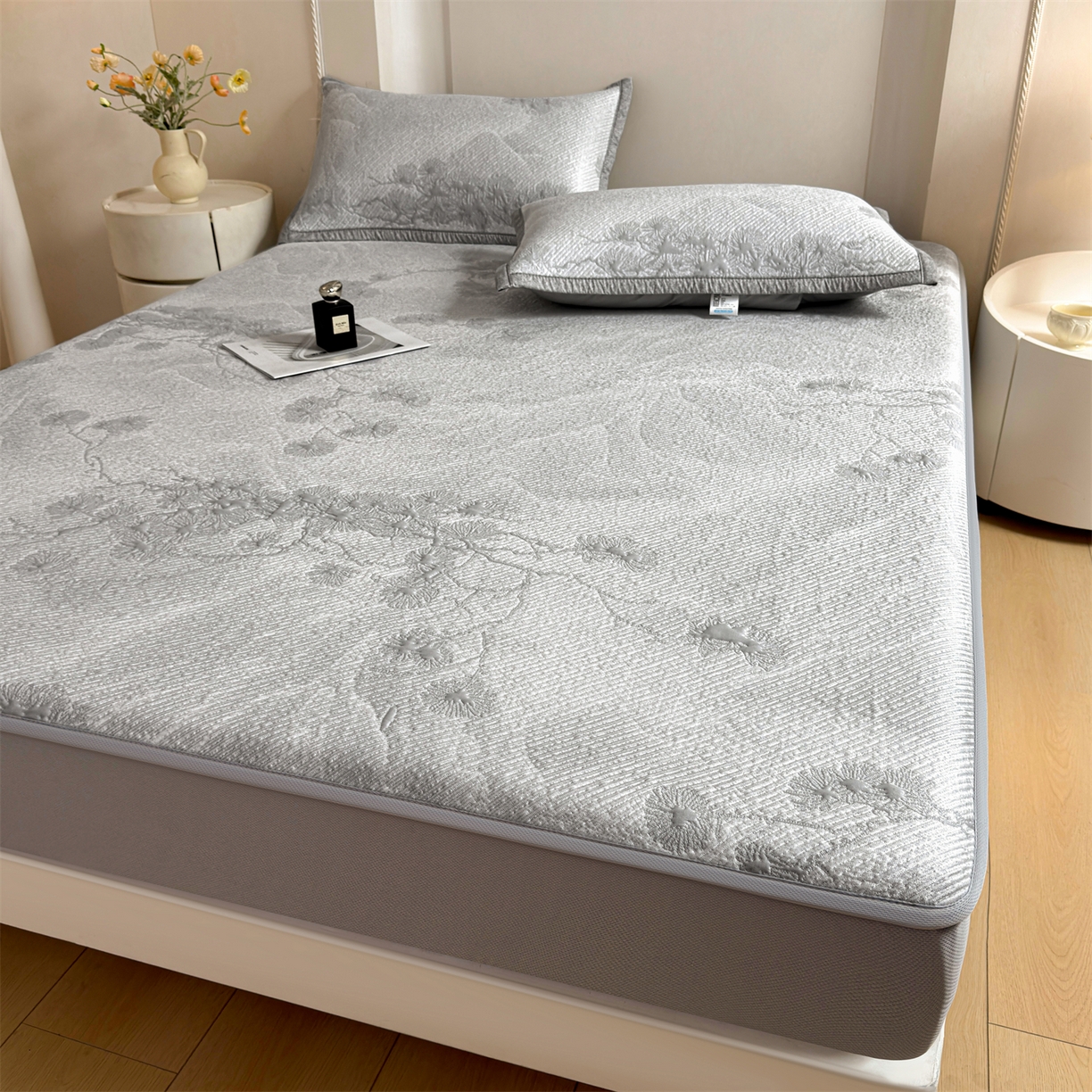 91家纺网 家纺一手货源 找家纺 慕木家纺 2026新款高端PE乙纶双面提花560克冰豆豆凉席迎客松系列（提供买家秀） 迎客松-灰床笠款