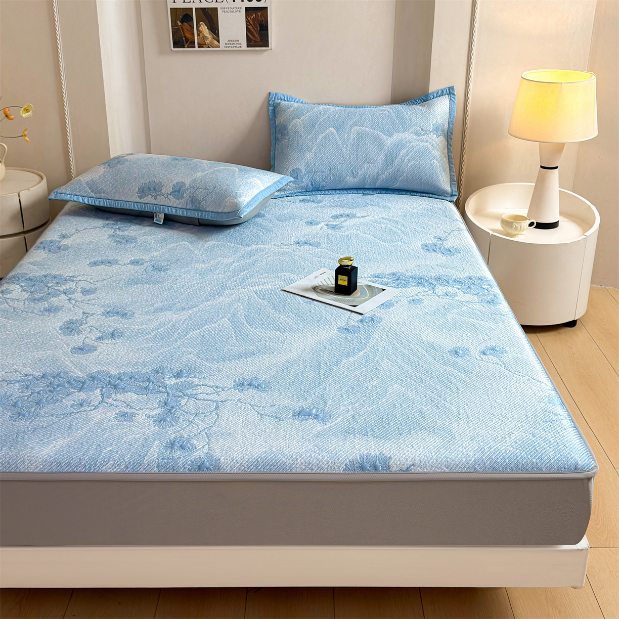 91家纺网 家纺一手货源 找家纺 慕木家纺 2026新款高端PE乙纶双面提花560克冰豆豆凉席迎客松系列（提供买家秀） 迎客松-蓝床笠款