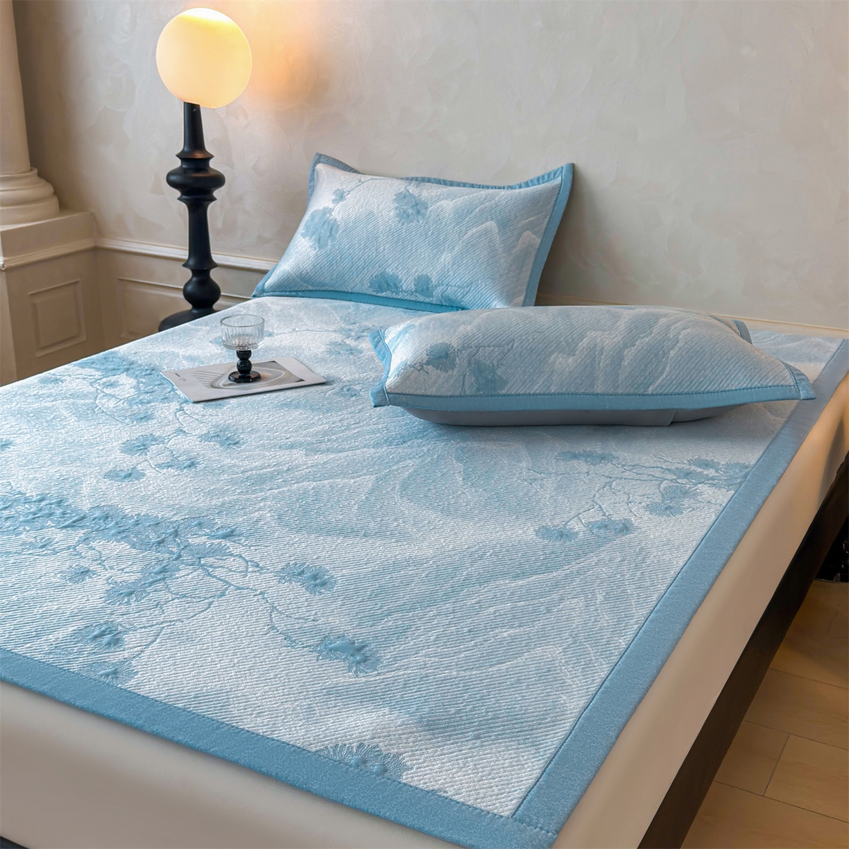 91家纺网 家纺一手货源 找家纺 慕木家纺 2026新款高端PE乙纶双面提花560克冰豆豆凉席迎客松系列（提供买家秀） 迎客松-蓝床席款