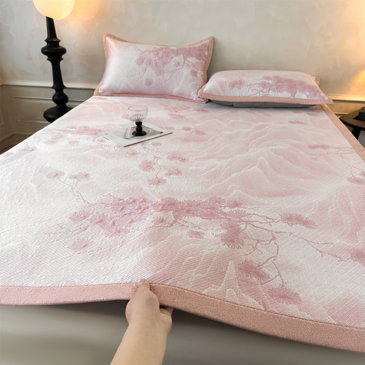 91家纺网 家纺一手货源 找家纺 慕木家纺 2026新款高端PE乙纶双面提花560克冰豆豆凉席迎客松系列（提供买家秀） 迎客松-粉床席款