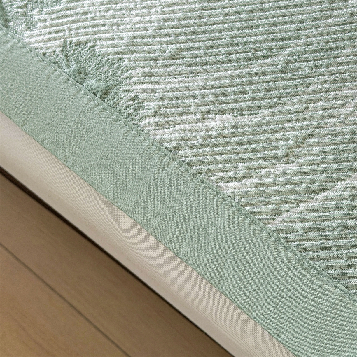 91家纺网 家纺一手货源 找家纺 慕木家纺 2026新款高端PE乙纶双面提花560克冰豆豆凉席迎客松系列（提供买家秀） 迎客松-绿床席款