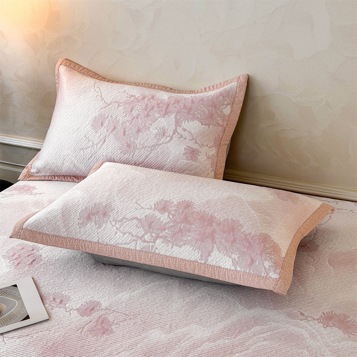 91家纺网 家纺一手货源 找家纺 慕木家纺 2026新款高端PE乙纶双面提花560克冰豆豆凉席迎客松系列（提供买家秀） 迎客松-粉床席款