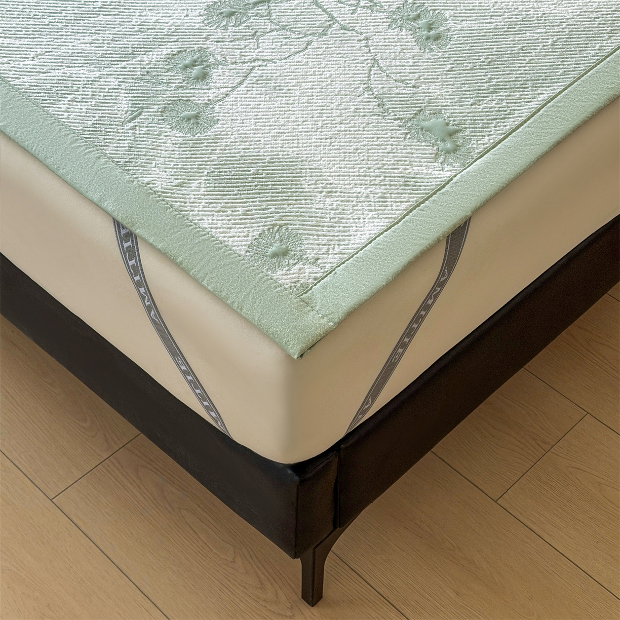 91家纺网 家纺一手货源 找家纺 慕木家纺 2026新款高端PE乙纶双面提花560克冰豆豆凉席迎客松系列（提供买家秀） 迎客松-绿床席款